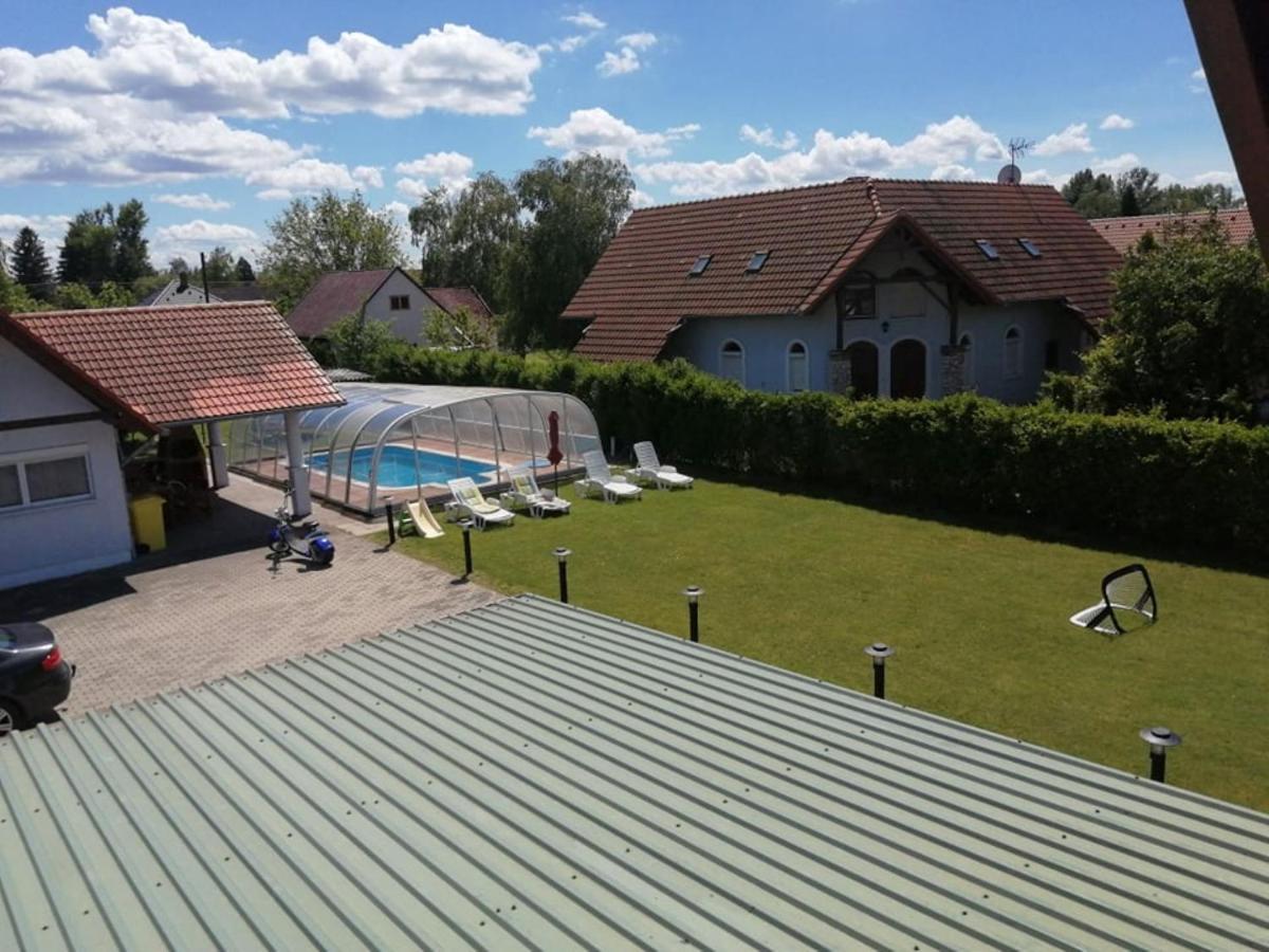 Schoenes Ferienhaus Mit Grossen Pool 250 M Vom Balaton Балатонмариафюрдё Экстерьер фото